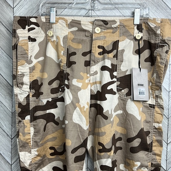 NWT Y2K Low Rise Cropped Camo Pants Bitten Size 18 - Picture 13 of 16